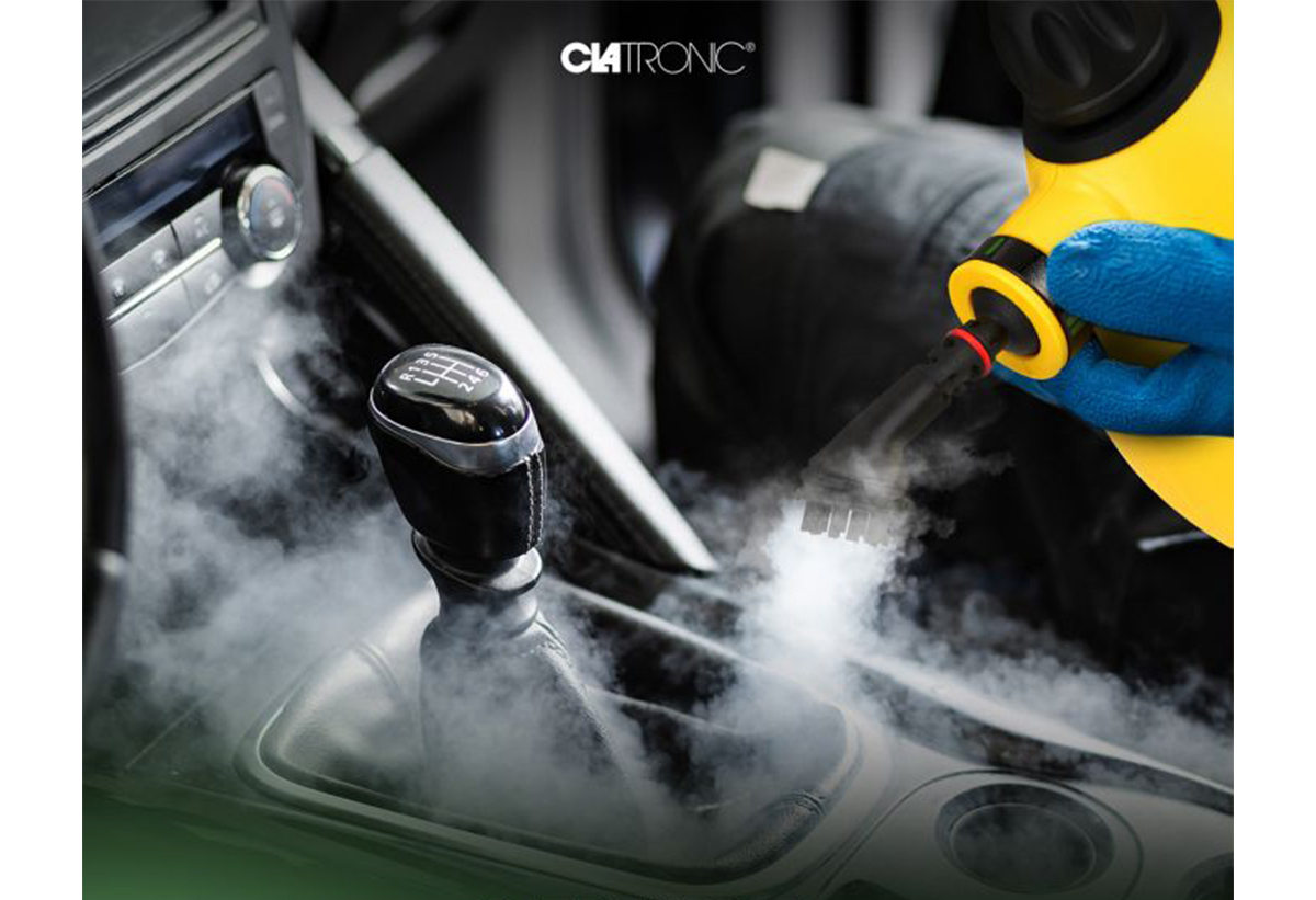 Απεικονίζεται ο ατμοκαθαριστής κατα τη χρήση του για καθαρισμό αυτοκινήτου 